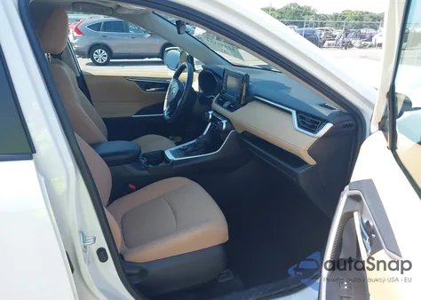 2021 Toyota Rav4 Xle z USA, uszkodzony, nr VIN 2T3RWRFV8MW111927